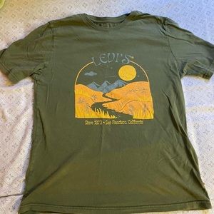 🌿 Levi’s Tee